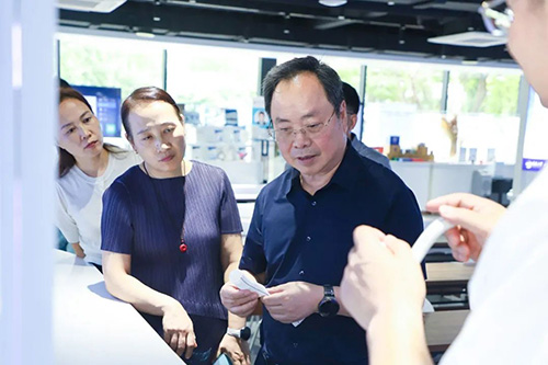 �ൺ��ѧ����У�ѻ�᳤�߸����ط�ĸУ